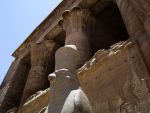 Socha boha Hora před chrámem v Edfu